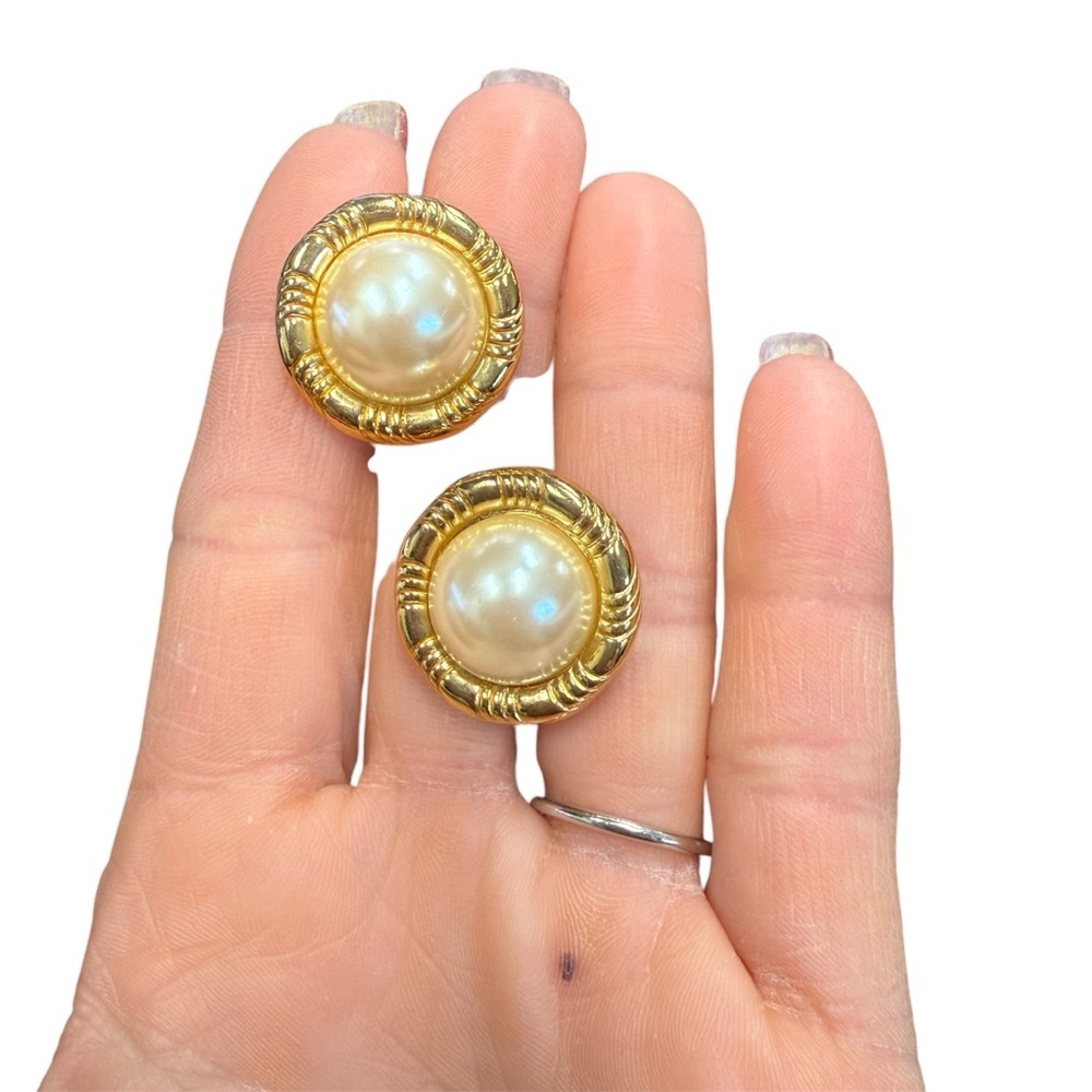 Avon Vintage fashion faux pearl and Goldtone  Button clip Earrings NIB 1986